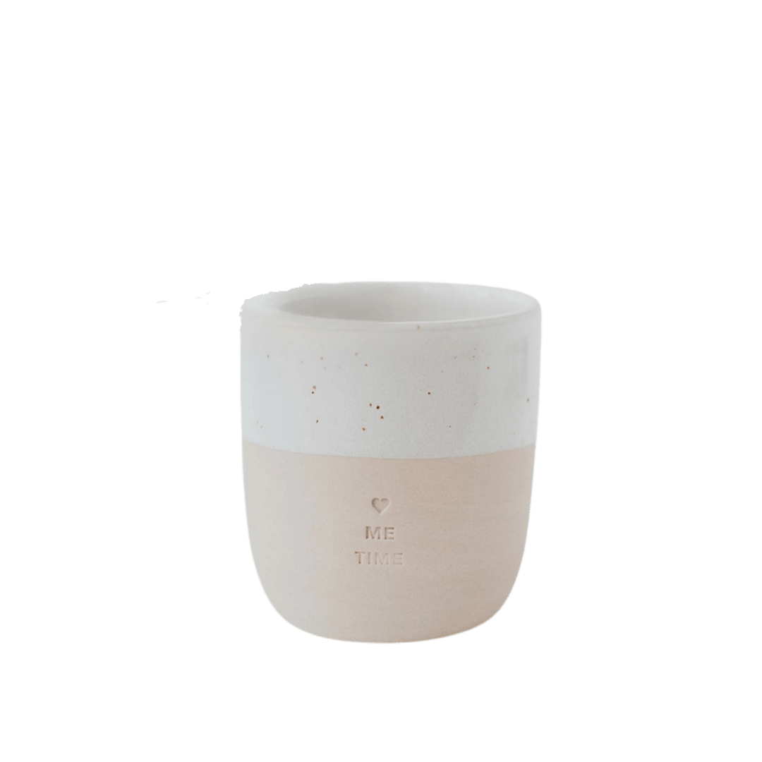 Håndlavet keramik tekrus med inskriptionen “Me Time” – perfekt til afslapning.